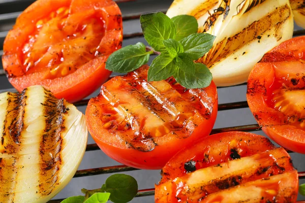 Grilled tomatoes and onions — Stock Photo, Image