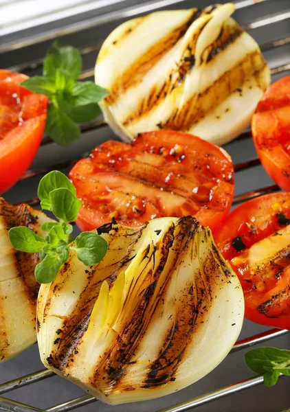 Grilled tomatoes and onions — Stock Photo, Image