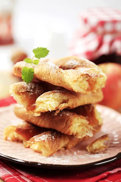 Puff pastry with apple filling — Stock Photo, Image
