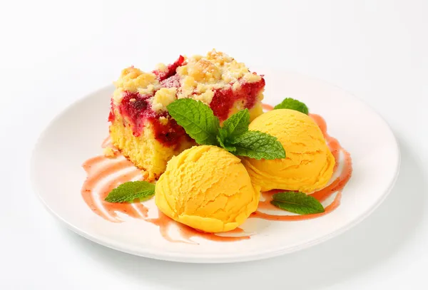 라즈베리 케이크와 얼음-크림 — 스톡 사진