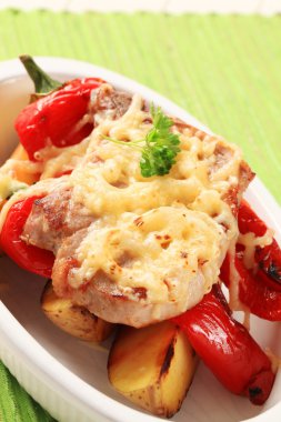 domuz pirzolası patates ve kırmızı biber ile