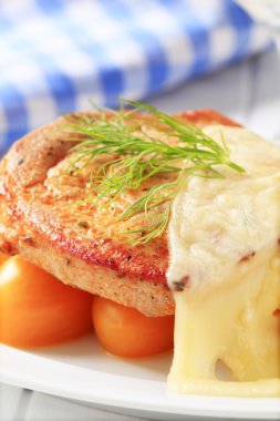 marine edilmiş domuz pirzolası İsviçre peyniri ile tepesinde