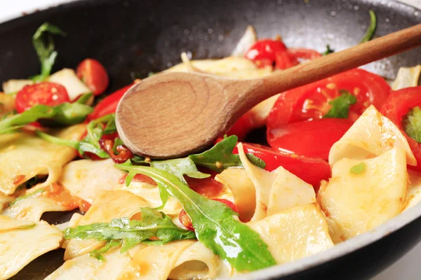 Vegetarische pasta roerbak — Stockfoto