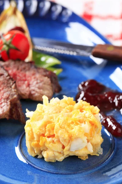 Roast beef with scrambled eggs — Stock Photo, Image