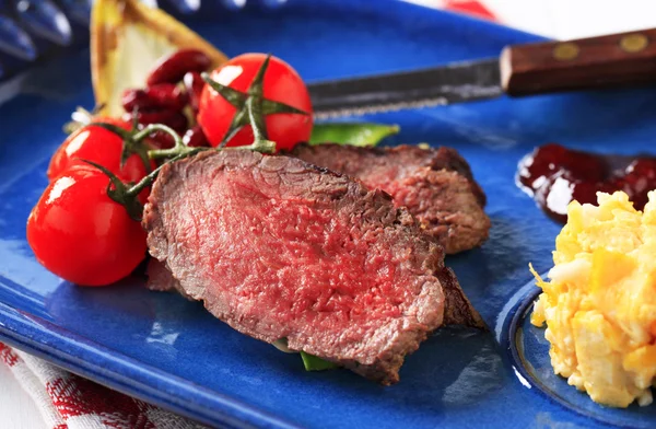 Carne assada com ovos mexidos — Fotografia de Stock