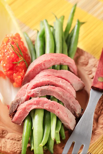 Strips of roast beef with string beans — Stock Photo, Image