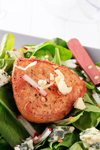 Spinazie salade en gemarineerde pork chop — Stockfoto