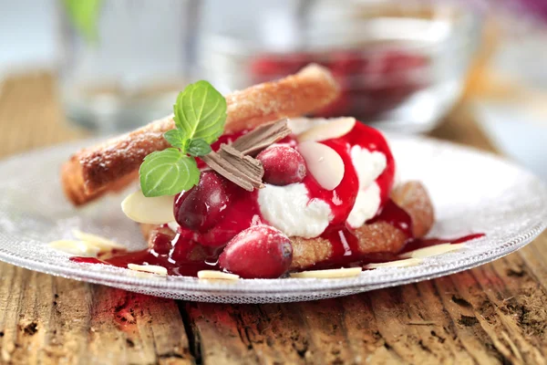 Puff pastry with mascarpone and cranberry sauce — Stock Photo, Image