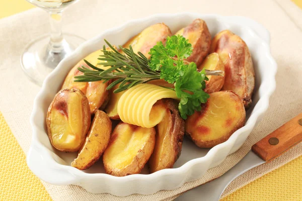 Geroosterde aardappelen met huid op — Stockfoto