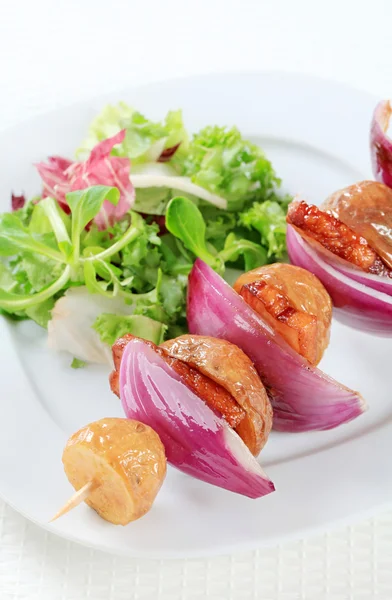 Špekový a bramborový špíz s salát greeny — Stock fotografie