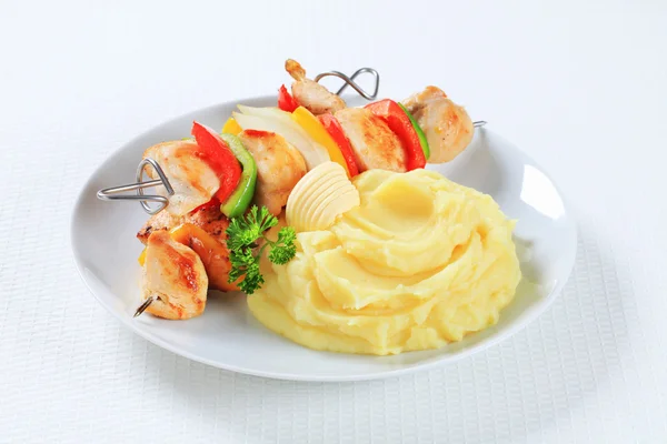 Chicken skewers with mashed potato — Stock Photo, Image