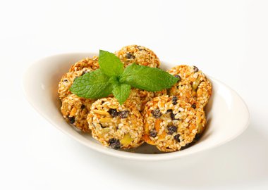 Susam kuru üzüm kurabiyeleri