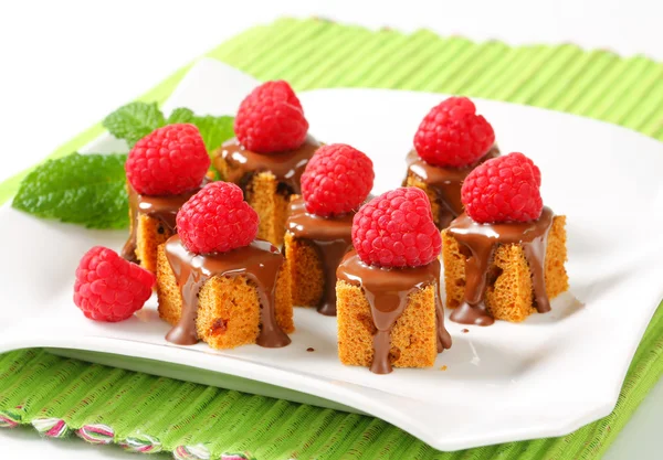Mini-Lebkuchenquadrate mit geschmolzener Schokolade — Stockfoto