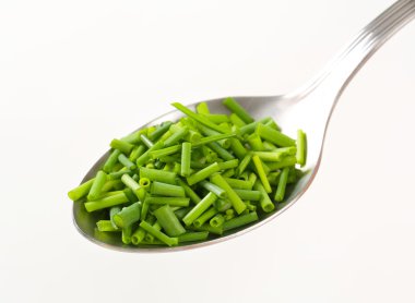 kaşık üzerine kıyılmış chives