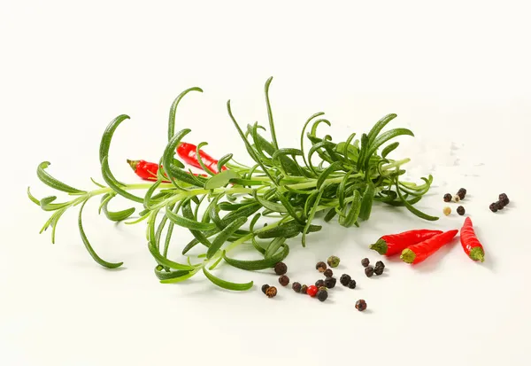 迷迭香，花椒粒和红辣椒 — 图库照片