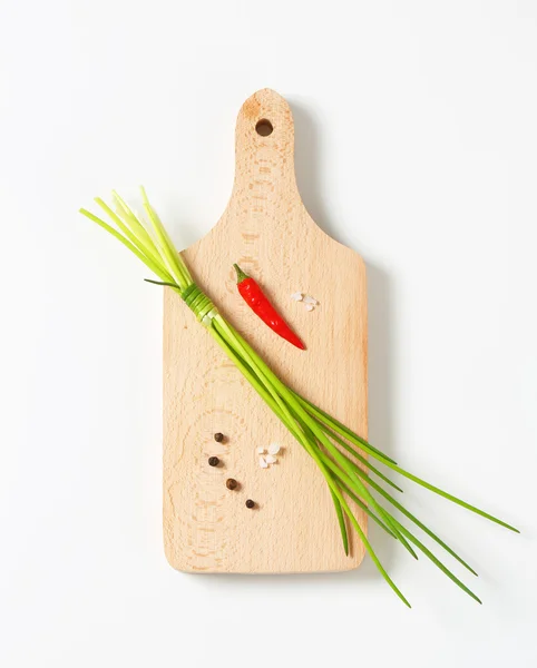 Chives and other ingredients on cutting board — Stock Photo, Image