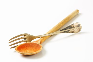 tahta kaşık ve metal çatal