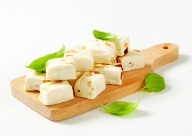 Beyaz yumuşak nuga küpleri