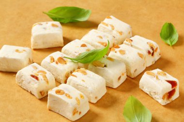 Beyaz yumuşak nuga küpleri