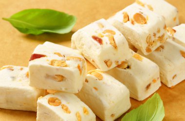 Beyaz yumuşak nuga küpleri