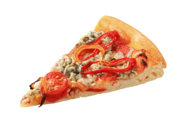 蓝芝士披萨与条状的辣椒在上面 — 图库照片
