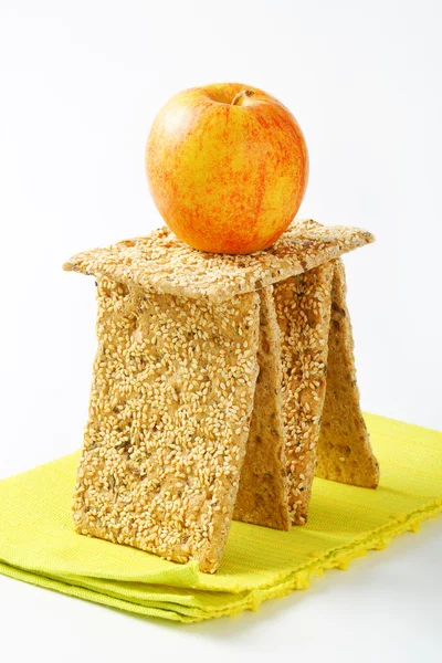 Sezamová semena sušenky a čerstvé jablko — Stock fotografie