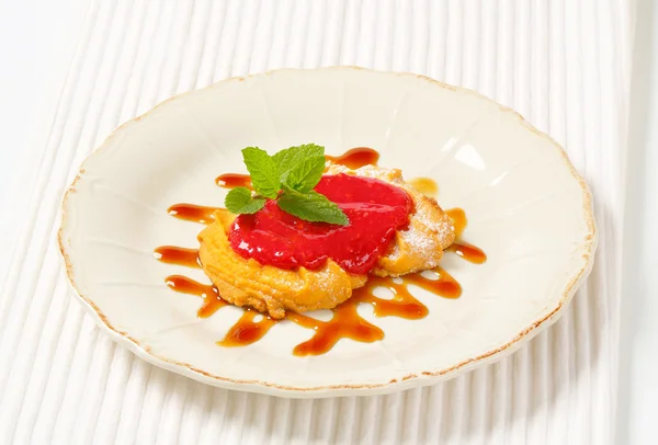 Galleta Spritz con salsa de frambuesa —  Fotos de Stock
