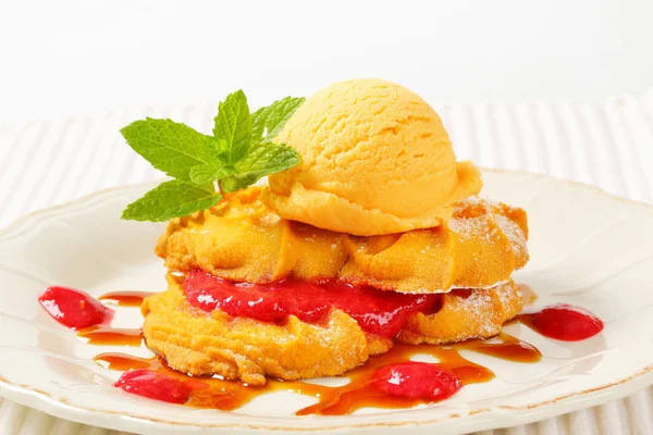 Spritz cookies with ice cream — Stock Photo, Image