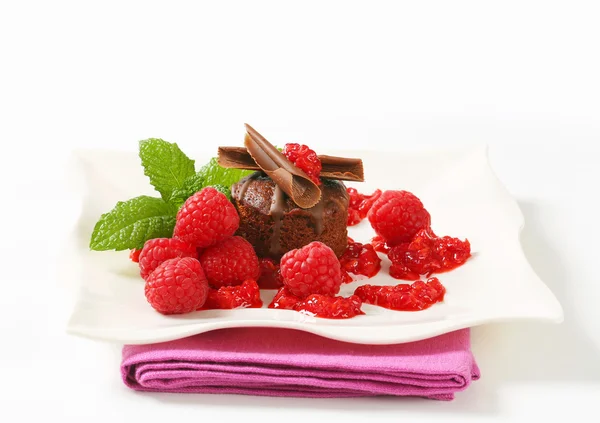 Mini chocolate cake with fresh raspberries — Stock Photo, Image