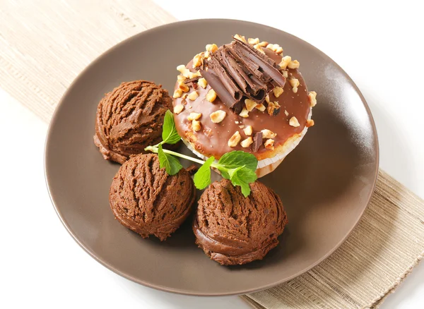 Muffin aux noisettes et glace au chocolat — Photo