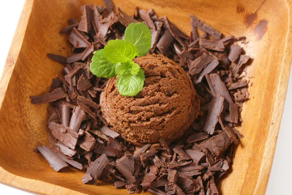 Bolletje ijs en chocolade krullen — Stockfoto