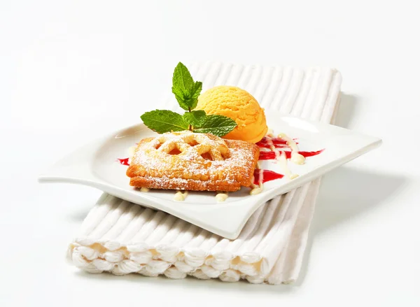 Piccola torta di albicocche con gelato — Foto Stock