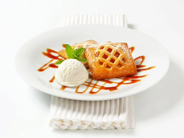 Little apricot pies with ice cream — Stock Photo, Image