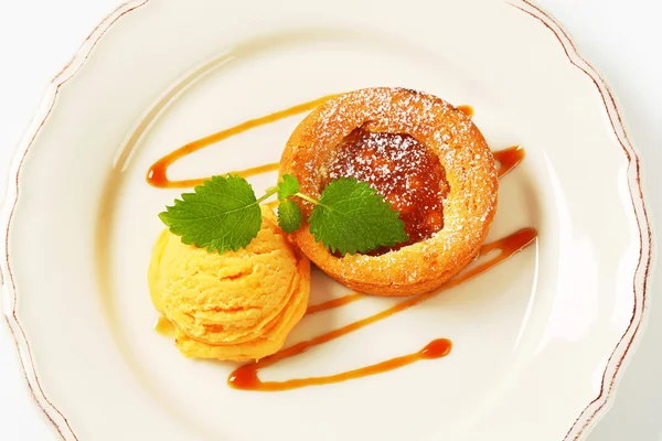 Mini apple tart with ice cream — Stock Photo, Image