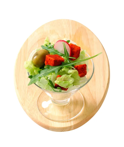 Növényi saláta zöld olajbogyóval és sajttal — Stock Fotó