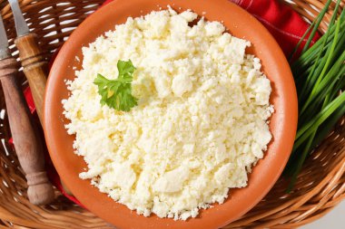bryndza peynir ve taze chives kase