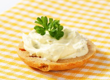 sabotajcı yayılmış peynir ile