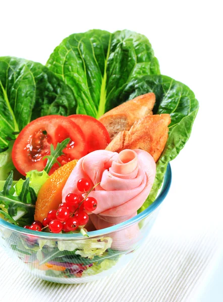 Ensalada de verduras frescas con jamón —  Fotos de Stock