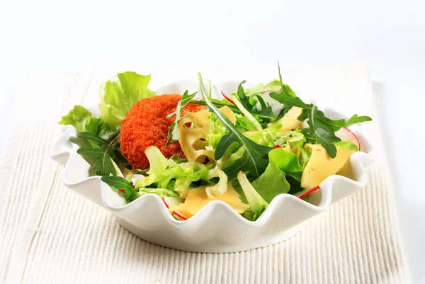 Salada verde com queijo — Fotografia de Stock