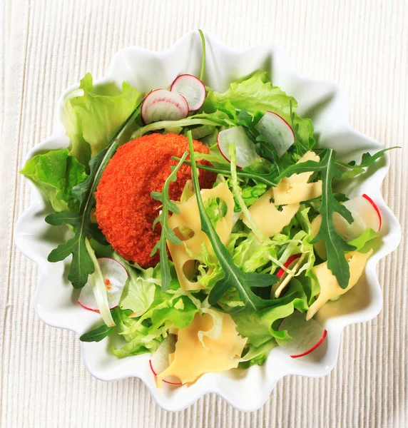 Зеленый салат с сыром — стоковое фото