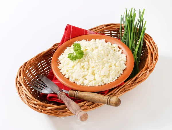 Ciotola di formaggio Bryndza ed erba cipollina fresca — Foto Stock