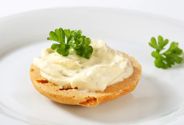 Cracker with cheese spread — Stock Photo, Image