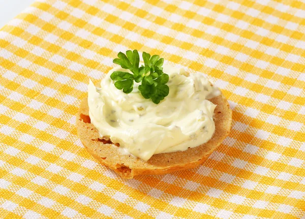 Cracker with cheese spread — Stock Photo, Image