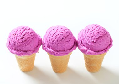 Berry dondurma koniler