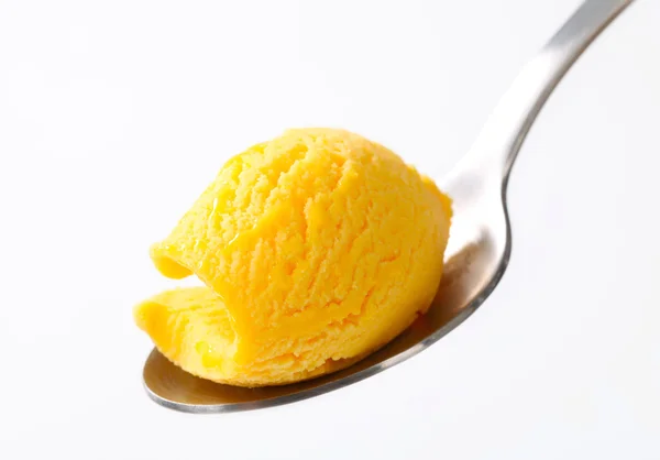 Žlutá zmrzlina na lžíci — Stock fotografie