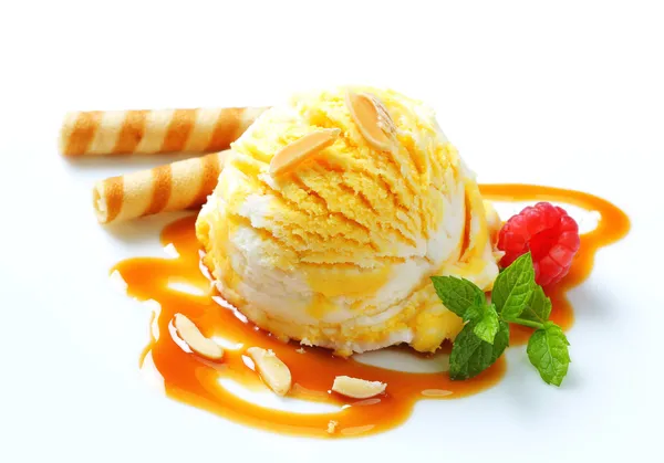 Ice cream with caramel sauce — Stock Photo, Image