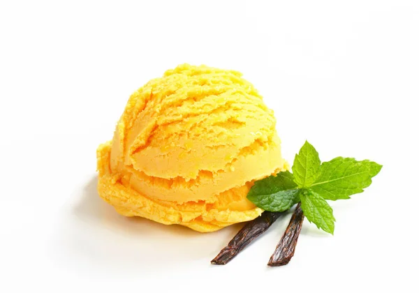 노란색 아이스크림의 단일 특 종 — 스톡 사진