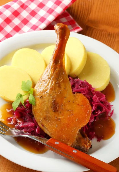 Roast duck with potato dumplings and red cabbage — Stock Photo, Image
