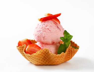 Çilekli dondurma waffle sepeti