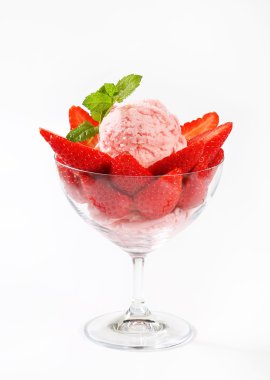 Taze çilekli dondurma.